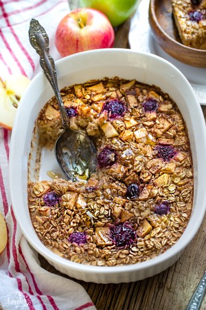 Elma Akçaağaç Fırında Yulaf ezmesi, mükemmel kolay kahvaltı veya sağlıklı brunch yapar.  Hepsinden iyisi, bu tarifi rahatlatıcı bir sonbahar yemeği için montaj için sadece birkaç dakika sürer.