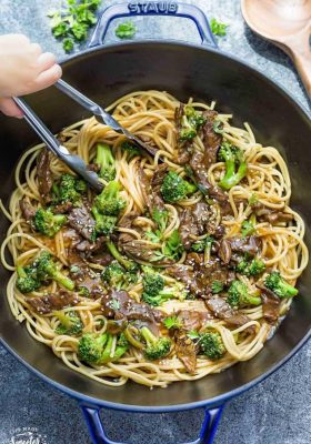 Beef Lo Mein Noodles with Broccoli makes the perfect easy weeknight meal. Best of all, comes together in less than 30 minutes and so much better than any Chinese takeout restaurant. Great for Sunday meal prep to bring to work or school lunchboxes or lunch bowls.