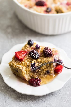 Berry Fırında Yulaf Ezmesi, sağlıklı ve sağlıklı bir kahvaltı hazırlar.  En iyisi, rafine şeker, glutensiz ve süt ürünleri içermez ve bir kase kullanarak sadece 10 dakika hazırlık süresi!