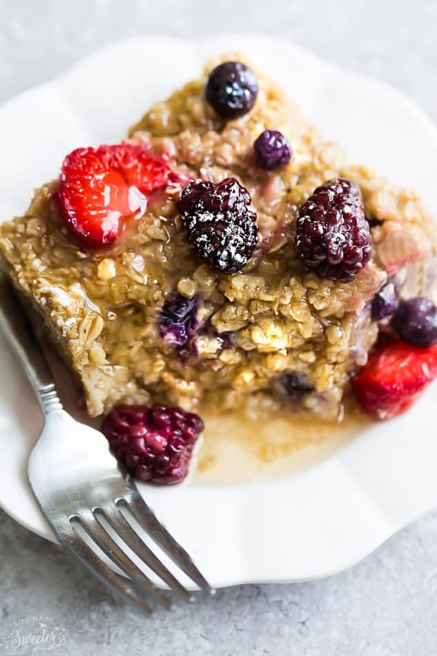 Berry Baked Oatmeal makes the perfect easy make-ahead healthy breakfast. Best of all, no refined sugar, gluten free and dairy free and just 10 minutes of prep time using ONE bowl!