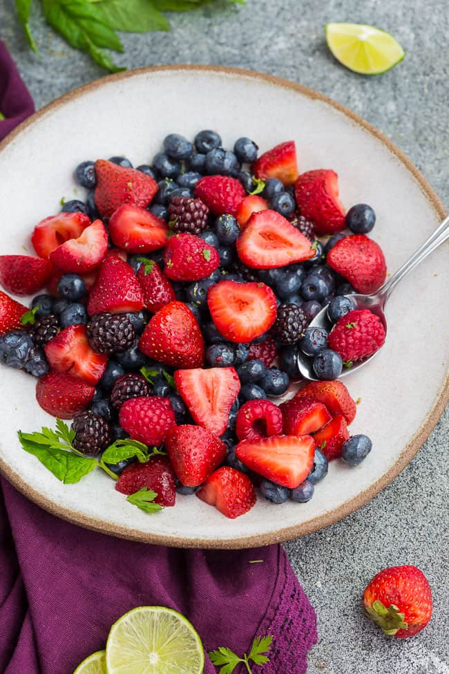 Salade de petits fruits mélangés - une collation ou un dessert sain avec un glaçage rafraîchissant au citron et au miel. Le meilleur de tous, si facile à personnaliser avec vos fruits frais préférés. Un plat rouge, blanc et bleu facile à emporter lors du Memorial Day, du potluck du 4 juillet, d'un barbecue d'été, d'une fête ou d'un pique-nique. Une délicieuse collation pour les enfants et les adultes!'s perfect to bring along to Memorial Day, Fourth of July potluck, summer barbecue, party or picnic. A delicious snack for kids and adults!