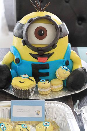 Fun Minion Cake for kids with minion cupcakes and macaroons.