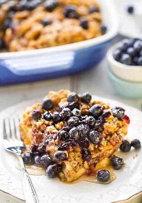Overnight Blueberry Cream Cheese French Toast Casserole Bake - Super easy & delicious baked French Toast bursting with blueberries,cream cheese, brown sugar streusel and the BEST blueberry sauce. With gluten free and refined sugar free options. Make it the night before and pop it in the oven in the morning. Perfect for Mother's Day or any special breakfast, brunch or even dinner