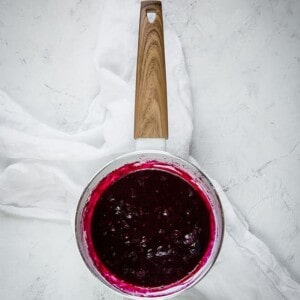 Blueberry compote in a white pot