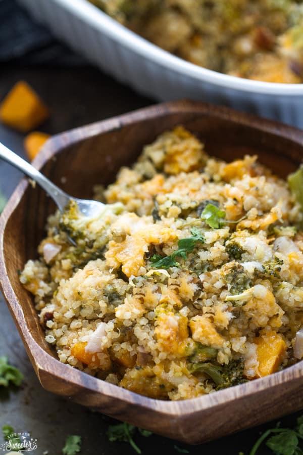 Broccoli Cheese Quinoa Casserole - en cremet gryderet fyldt med broccoli, quinoa en hemmelig ingrediens for at gøre den cremet, men stadig let