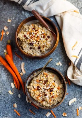 This Carrot Cake Oatmeal recipe is the perfect hearty and healthy breakfast. Best of all, it's so easy to customize and comes together so easy in just 30 minutes. A delicious and warm breakfast for spring and the Easter holiday.