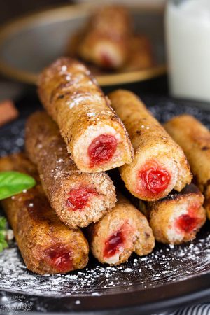 Vişneli Cheesecake Fransız Tost Roll Ups, mükemmel eğlence ve yaratıcı kahvaltı ikramını sunar.  Hepsinden iyisi, dilediğiniz gibi dilediğinizle özelleştirmek çok kolay.