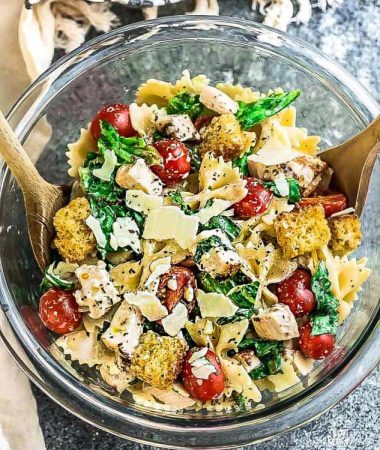 Chicken Caesar Pasta Salad - the perfect side dish to bring to summer potlucks, parties, Memorial Day / Fourth of July grillouts/barbecues. Best of all, it's so easy to make and has all the classic flavors of a caesar salad. Perfect for Sunday meal prep and leftovers are delicious for school or work lunchboxes or lunchbowls.