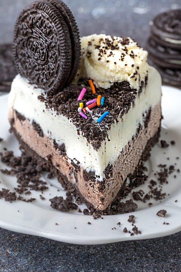 Cookies and Cream Oreo Ice Cream Cake - so easy to make with a soft Oreo cookie crust. Perfect for birthdays or any other celebration.