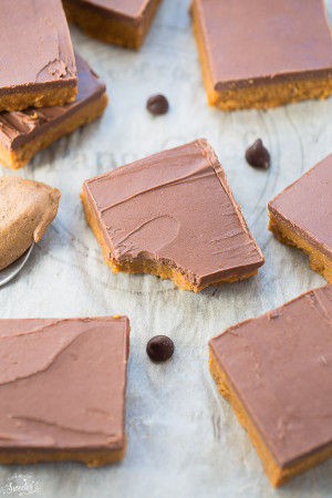 Easy No-Bake Reese's Chocolate Peanut Butter Bars are the perfect 5 ingredient treats!!