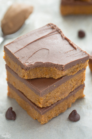 Easy No-Bake Reese's Chocolate Peanut Butter Bars are the perfect 5 ingredient treats!!