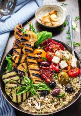 Low Carb Greek Chicken Souvlaki Bowls - the perfect healthy, low carb 30 minute dinner bursting with Mediterranean flavors. Best of all, it's full of fresh bright flavors with tender chicken, grilled vegetables, olives, feta on a bed of cauliflower "rice".
