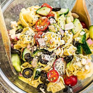 Greek Tortellini Pasta Salad - the perfect Mediterranean inspired side dish to bring to summer potlucks, parties, Memorial Day / Fourth of July grillouts/barbecues. Best of all, it's so easy to make and easy to customize with your favorite toppings and homemade dressing. Perfect for Sunday meal prep and leftovers are delicious for school or work lunchboxes or lunchbowls.