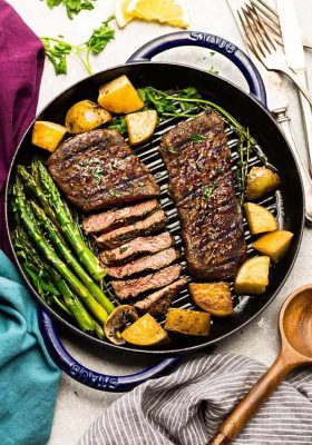 How to perfectly Grill Steak with a few simple ingredients and a homemade dry rub. Best of all, this delicious recipe is a family favorite and just in time for cookout season!