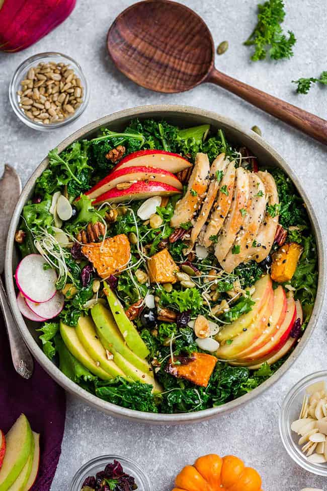 La salade d'automne Harvest est pleine de légumes d'automne copieux, de fruits de saison avec une simple vinaigrette au cidre de pomme. Fait avec du chou frisé, des endives, du poulet, des pommes croustillantes, des poires, de la citrouille rôtie, des canneberges et des pacanes croquantes. Le meilleur de tous, avec des options 30 entières à faible teneur en glucides, en céto et en paléo.