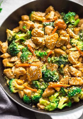 brInstant Pot Chicken and Broccoli Stir Fry - a popular Chinese takeout favorite made easily in the pressure cooker in under 30 minutes! Perfect for busy weeknights.