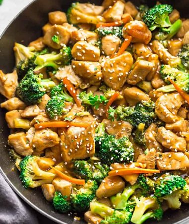 brInstant Pot Chicken and Broccoli Stir Fry - a popular Chinese takeout favorite made easily in the pressure cooker in under 30 minutes! Perfect for busy weeknights.