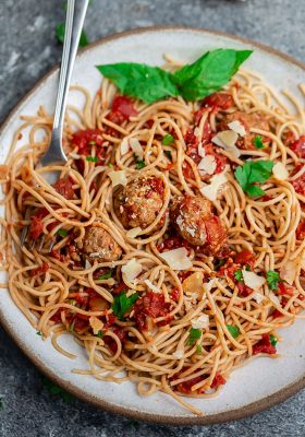 Instant Pot Spaghetti - this easy recipe takes less than 10 minutes of prep and is perfect for busy weeknights. Everything cooks in the pressure cooker (even the pasta noodles) in under 30 minutes with just one pot to clean.
