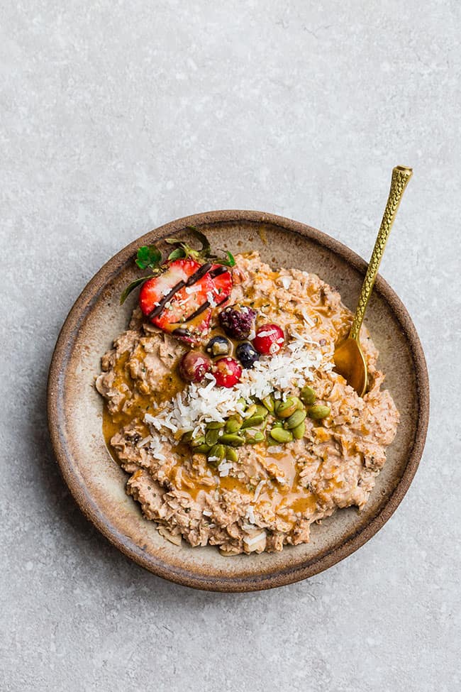 Keto Oatmeal - learn the tips and tricks on how to make a creamy and delicious bowl of paleo, low carb & sugar free oatmeal without the oats. The perfect healthy breakfast for chilly mornings.