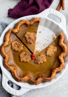 Keto Pumpkin Pie – A delicious low carb and paleo pumpkin pie recipe with all the classic flavors of a traditional pumpkin pie. Made with a flaky and buttery crust with a creamy and smooth custard filling with cozy fall spices perfect for Thanksgiving, Halloween & Christmas holidays. Made with almond flour, coconut flour, cinnamon & coconut oil.