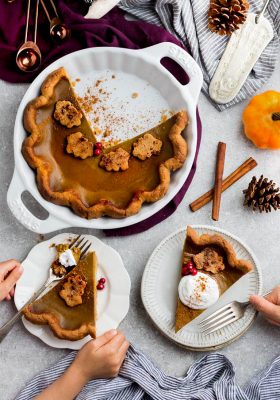 Keto Pumpkin Pie – A delicious low carb and paleo pumpkin pie recipe with all the classic flavors of a traditional pumpkin pie. Made with a flaky and buttery crust with a creamy and smooth custard filling with cozy fall spices perfect for Thanksgiving, Halloween & Christmas holidays. Made with almond flour, coconut flour, cinnamon & coconut oil.