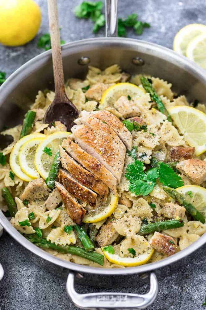 Lemon Chicken Asparagus Pasta – this recipe makes the perfect easy 30 minute meal for busy weeknights. Best of all, so simple to customize and full of bright spring flavors!