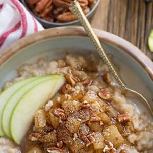 Pinterest graphic of cinnamon apple oatmeal.