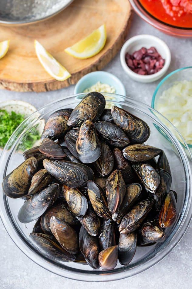Uncooked PEI Mussels in a glass bowl