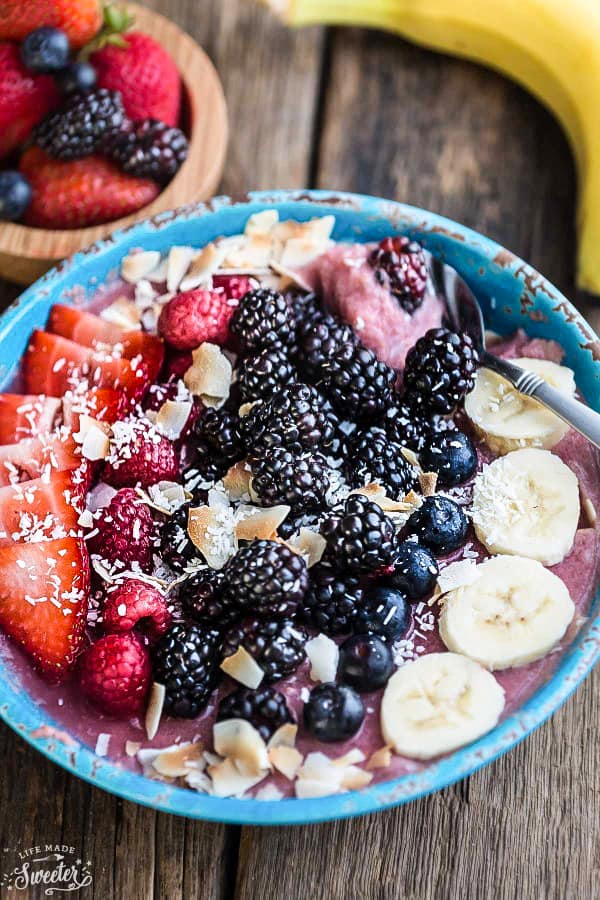 Mixed Berry Detox Smoothie Bowls make the perfect healthy and easy breakfast