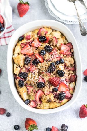 Gecelik Karışık Berry Krem Peynirli Fransız Tost Fırında Güveç Bake, mükemmel, kolay ve lezzetli bir kahvaltı, brunch veya tatlı yapar.  Anneler Günü, Paskalya, Dördüncü Temmuz veya herhangi bir özel hafta sonu etkinliğine eklemek için harika bir tarif.