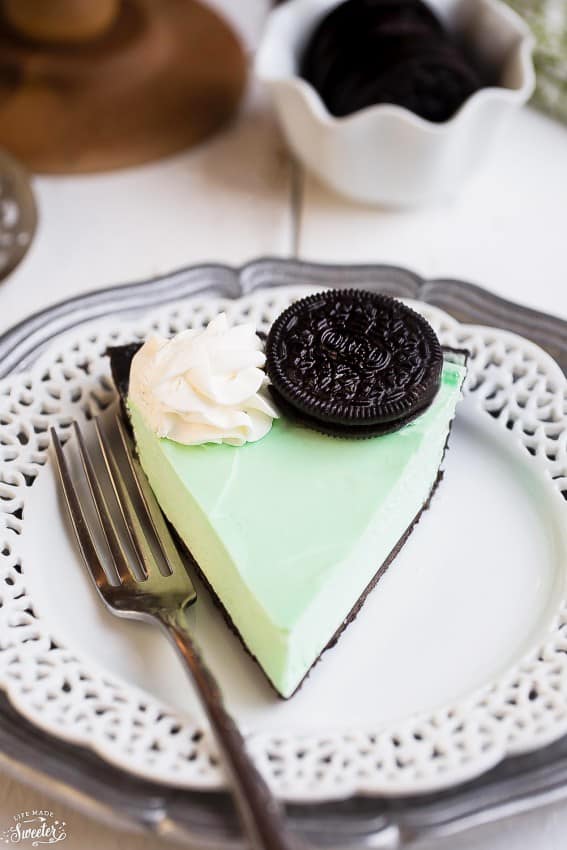 No Bake Chocolate Mint Oreo Pie představuje dokonalé snadné pohoštění