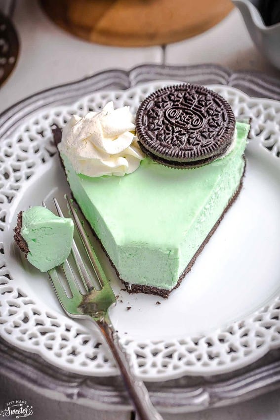 No Bake Chocolate Mint Oreo Pie makes the perfect easy treat...