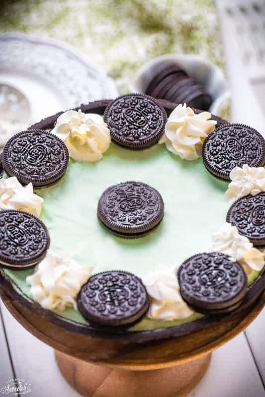 No Bake Chocolate Mint Oreo Pie er lavet med en nem Oreo cookie skorpe fyldt med en cremet cheesecake fyld. Tager mindre end 10 minutters forberedelse og er perfekt til Pi Day og St. Patrick's Day!