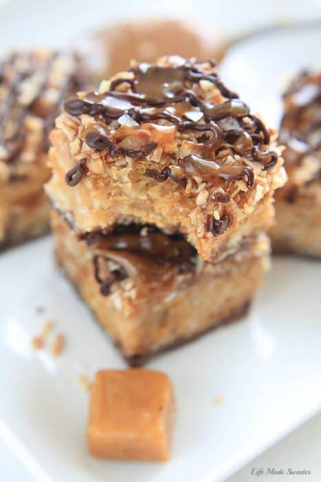 {No-Bake} Samoa Peanut Butter Cereal Bars via @LifeMadeSweeter