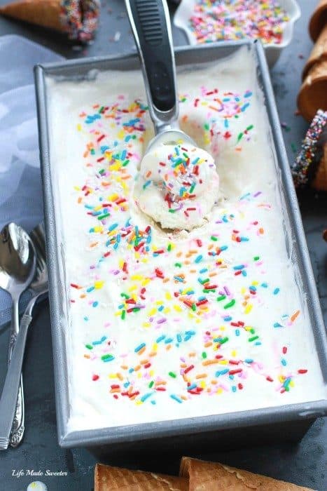 No-Churn Cake Batter Ice Cream {Funfetti} - All it takes is only 4 ingredients to make the smoothest & creamiest ice cream. So festive and no ice cream maker needed.