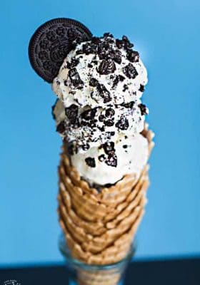No Churn Cookies and Cream Ice Cream (Oreo) - the perfect easy frozen treat for a hot summer day. Best of all, this recipe is super easy with just 4 ingredients and 10 minutes of prep time. Comes out so creamy, delicious and loaded with Oreo cookies.