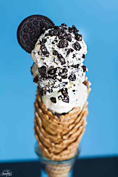 No Churn Cookies and Cream Ice Cream (Oreo) - the perfect easy frozen treat for a hot summer day. Best of all, this recipe is super easy with just 4 ingredients and 10 minutes of prep time. Comes out so creamy, delicious and loaded with Oreo cookies. 