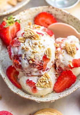 Close-up of a bowl of No Churn Strawberry Shortcake Ice Cream with fresh strawberries