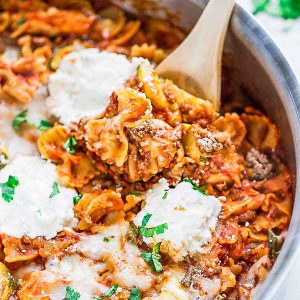 This recipe for One Pot Skillet Lasagna is the perfect easy weeknight meal. Best of all, made in just one pan (even the pasta) in just 30 minutes. No need to boil the noodles separately. So easy and leftovers work great in lunch bowls or lunchboxes. Works great if you make a big batch for meal prep Sundays for the week!