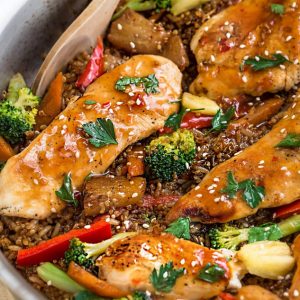 One Pot Sweet Chili Chicken makes the perfect easy weeknight meal. Best of all, takes just 30 minutes to make in entirely one pan!