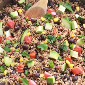 {One Skillet} Mexican Quinoa - An easy and healthy meatless quinoa dish made all in one pan with your favorite Mexican flavors - from @LifeMadeSweeter