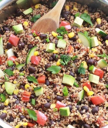 {One Skillet} Mexican Quinoa - An easy and healthy meatless quinoa dish made all in one pan with your favorite Mexican flavors - from @LifeMadeSweeter