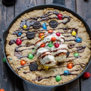 Top view of an entire Oreo Cookie Skillet in a black cast-iron skillet on a wooden background.