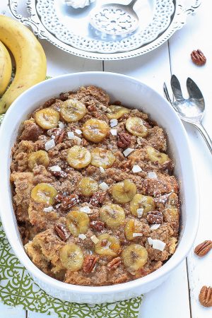 Gecelik Banana French Toast Bake, Streusel ile mükemmel bir hafta sonu tatili yapıyor.