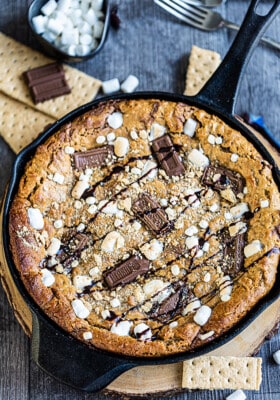 Top view of a s'mores cookie skillet in a cast iron pan