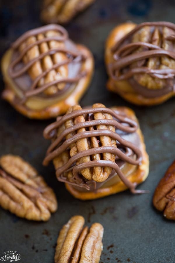 Pretzel Turtle Bites make the perfect easy holiday gifts!