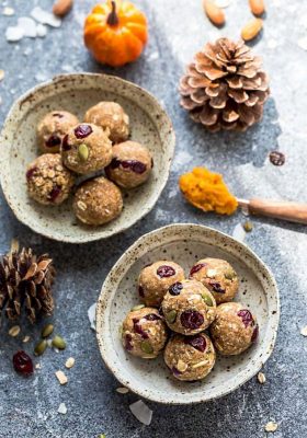 Pumpkin Energy Bites - the perfect easy and healthy no bake snacks for on the go or after a workout! Best of all, no refined sugar and super easy to customize and make ahead for packing into school or work lunchboxes. Full of cozy fall and pumpkin flavors with gluten free and nut free options.
