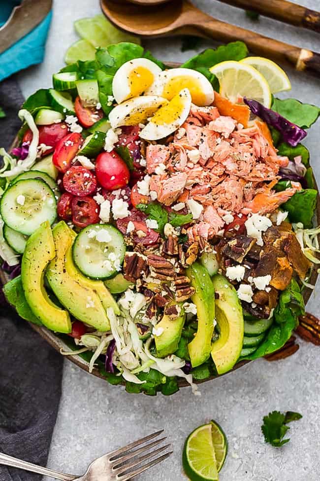 Salmon Cobb Salad è un tocco alleggerito sulla classica insalata Cobb. È fatto con salmone alla griglia o alla griglia, cetriolo, uova, pomodori, avocado, pancetta croccante e una vinaigrette cremosa e piccante. Low carb, keto, senza glutine con tutto 30 opzioni paleo friendly.