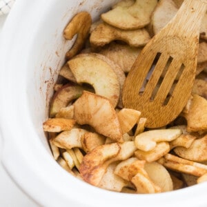 Sliced and seasoned apples in a slow cooker