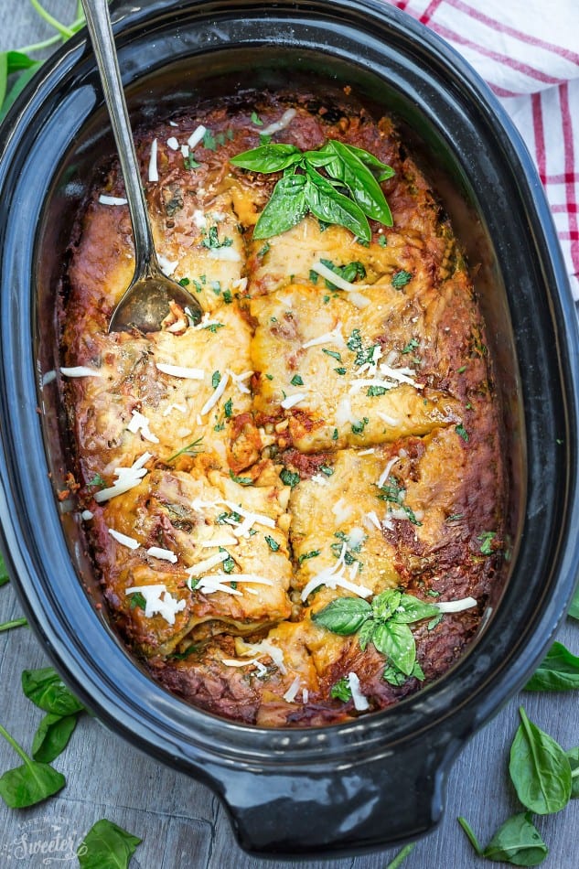 Slow Cooker Cheesy Spinach Lasagna - makes the perfect comforting meatless meal. Best of all, this healthy recipe cooks up all in the crock-pot!